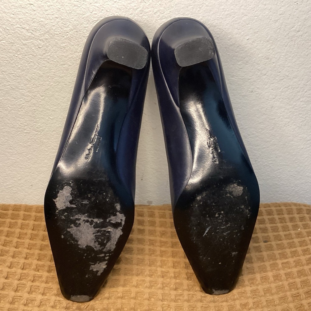 Salvatore Ferragamo Heels Womens Sz 9.5 B Navy Blue Pumps Gancini Buckle Logo - Picture 6 of 10